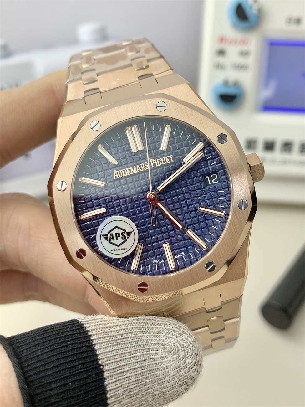 APS Factory AP 15510OR 1320OR 03 Replica – Royal Oak 41mm Rose Gold Blue Dial 4302 Integrated Movement