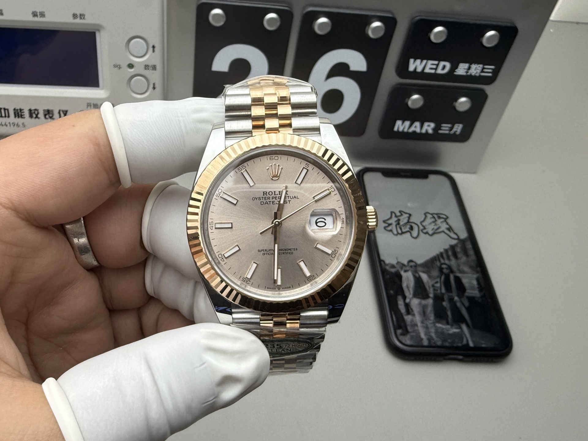 Datejust 126331 – Rose Gold & Steel 41mm Pink Dial Replica Watch