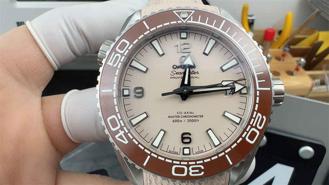 VSF Seamaster 600M Desert Yellow Replica – 43.5mm Stainless Steel Diver Watch